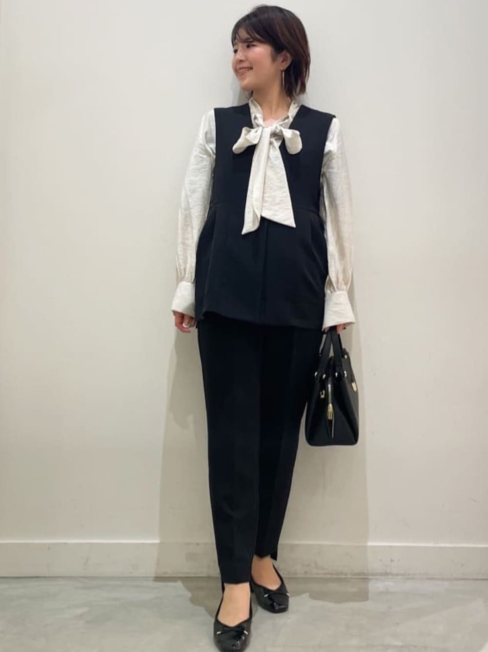 ホワイト系のシャツ/ブラウス、ブラック系のその他シューズ、ブラック系のベストを着用したレディースの冬コーディネートの1枚目の写真