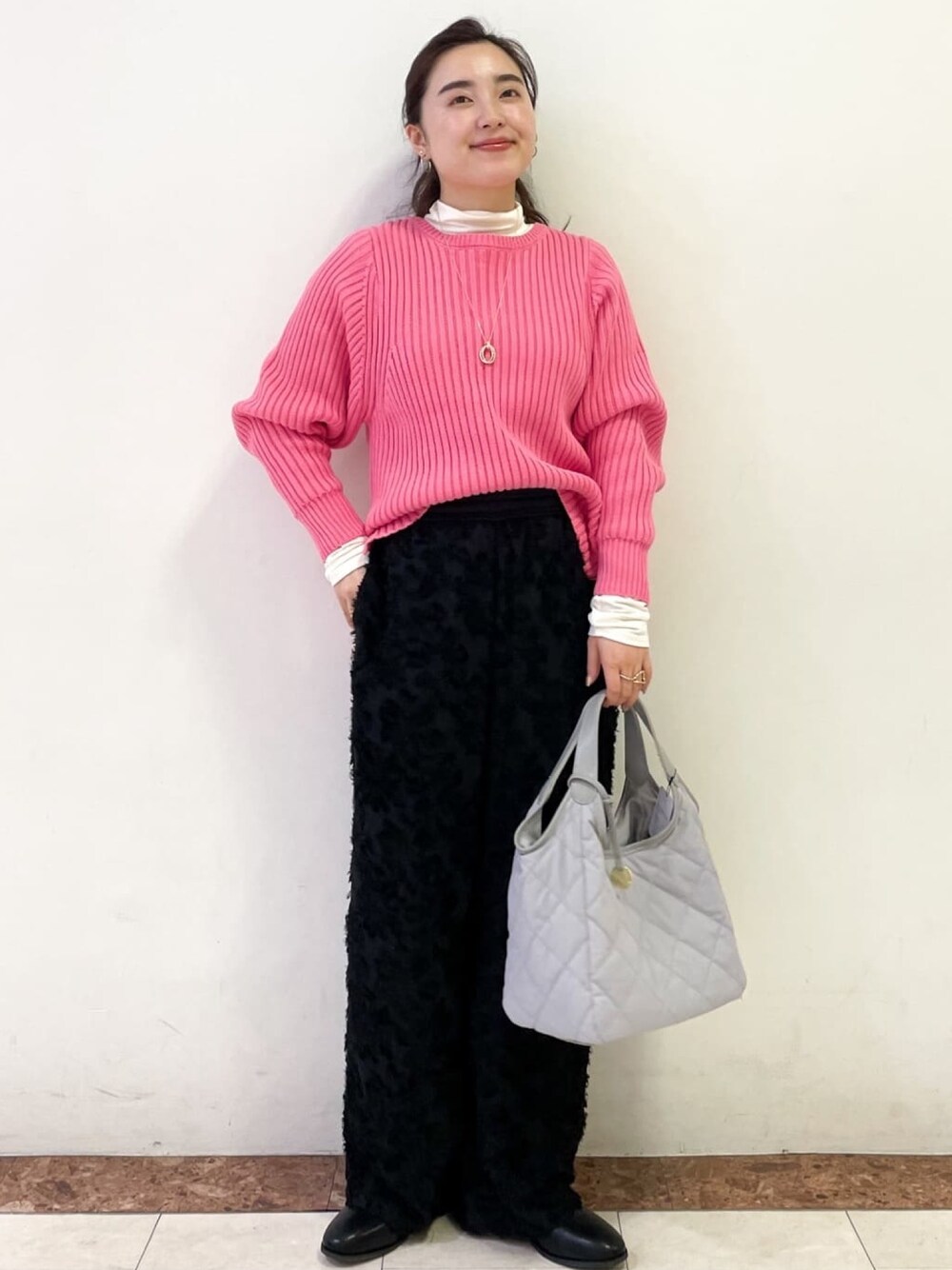 ブラック系のその他パンツ、グレー系のトートバッグ、ピンク系のニット/セーターを着用したレディースの秋コーディネートの1枚目の写真