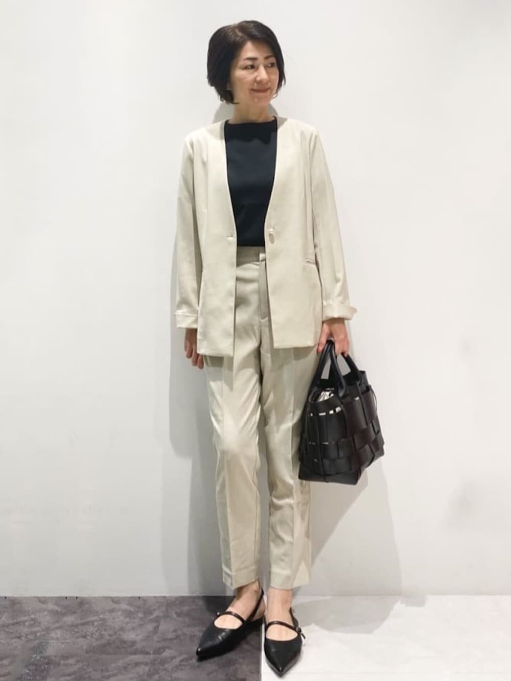 ブラック系のサンダル、ベージュ系のノーカラージャケット、ブラック系のTシャツ/カットソーを着用したレディースの春コーディネートの1枚目の写真