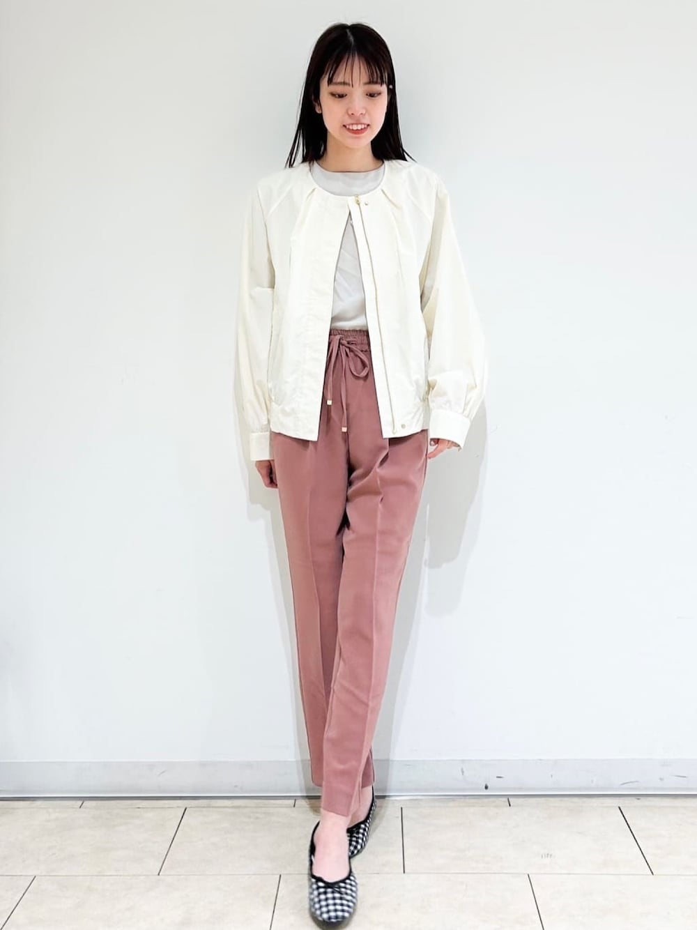 グレー系のシャツ/ブラウス、ホワイト系のブルゾン、ピンク系のその他パンツを着用したレディースの春コーディネートの1枚目の写真
