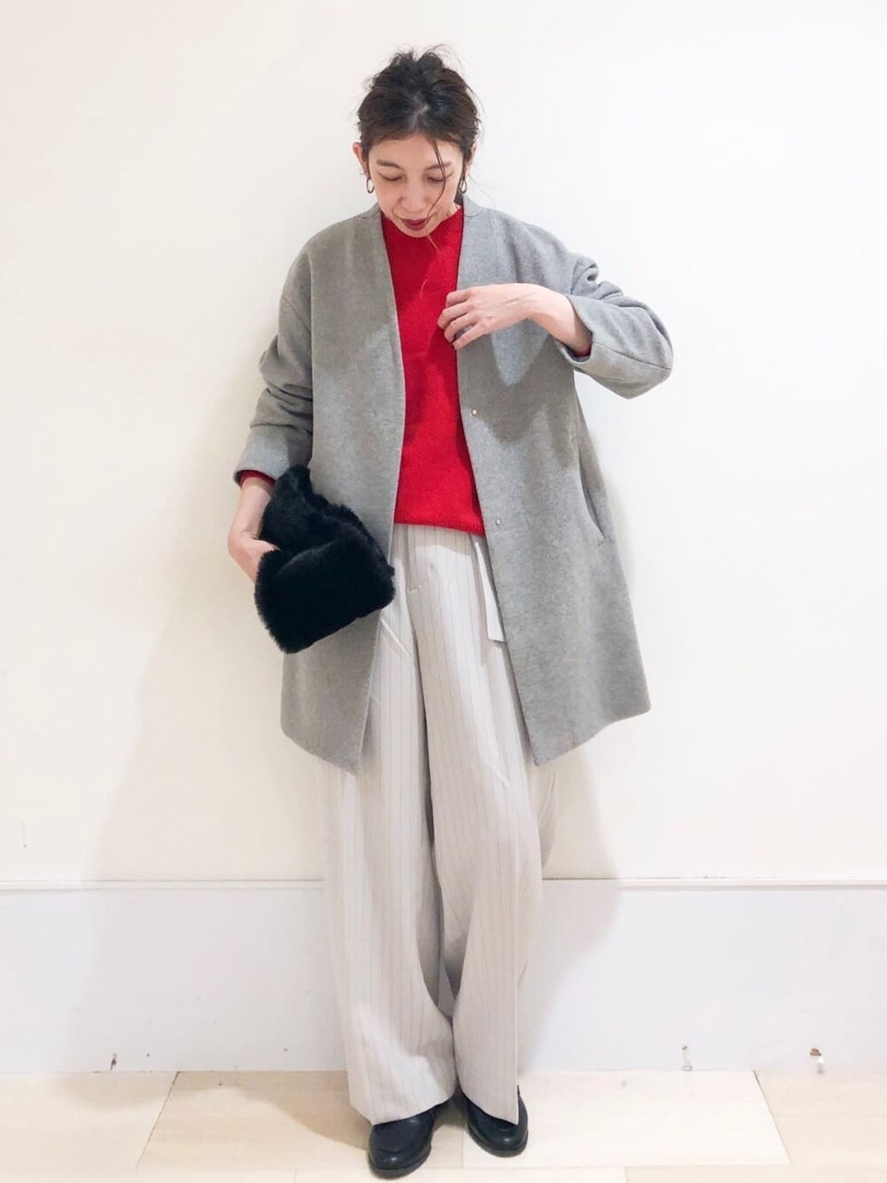 ベージュ系のその他パンツ、レッド系のニット/セーター、グレー系のノーカラーコートを着用したレディースの秋コーディネートの1枚目の写真