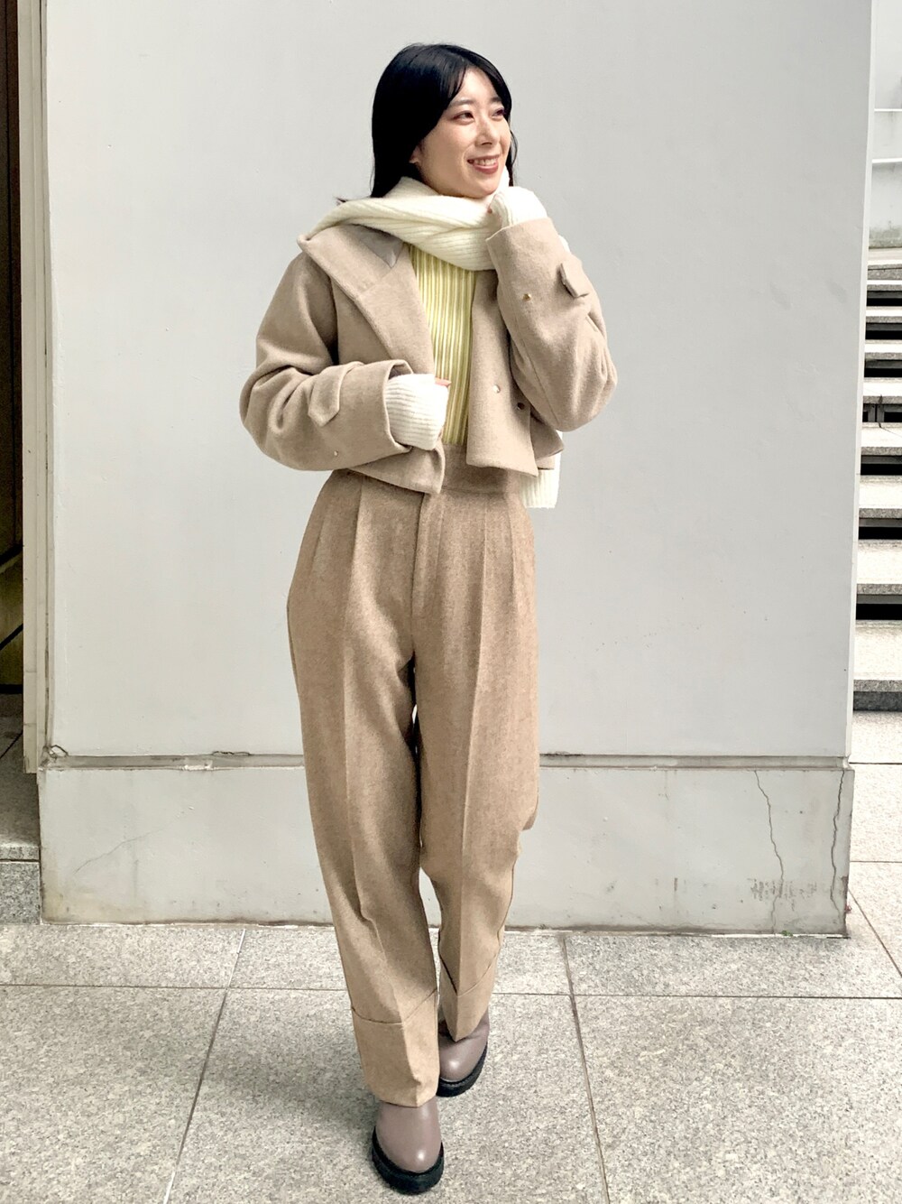 ブラウン系のブーツ、ベージュ系のその他パンツ、ベージュ系のその他アウターを着用したレディースの冬コーディネートの1枚目の写真