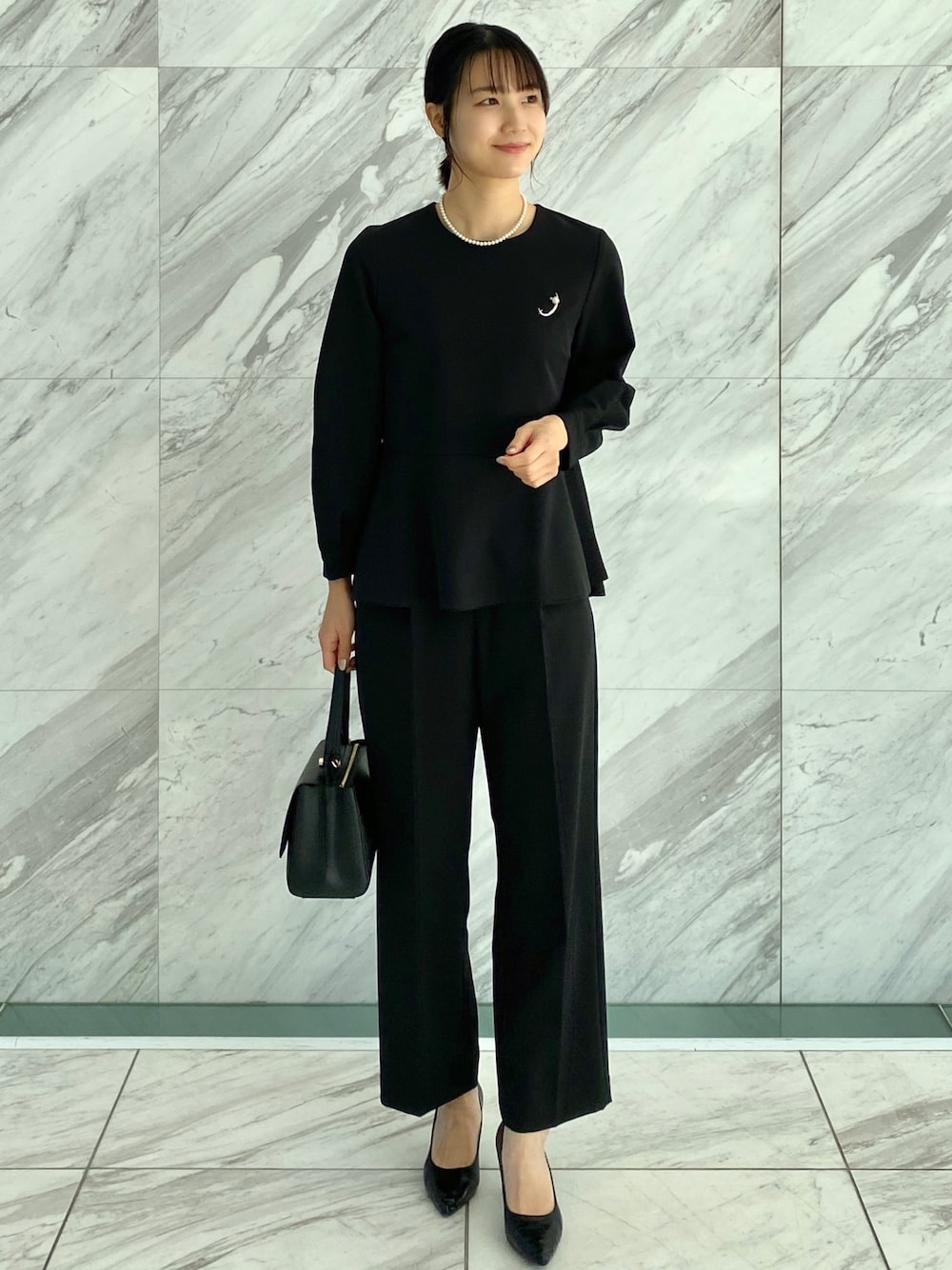 ブラック系のシャツ/ブラウス、ブラック系のその他パンツ、ブラック系のパンプスを着用したレディースの冬コーディネートの1枚目の写真