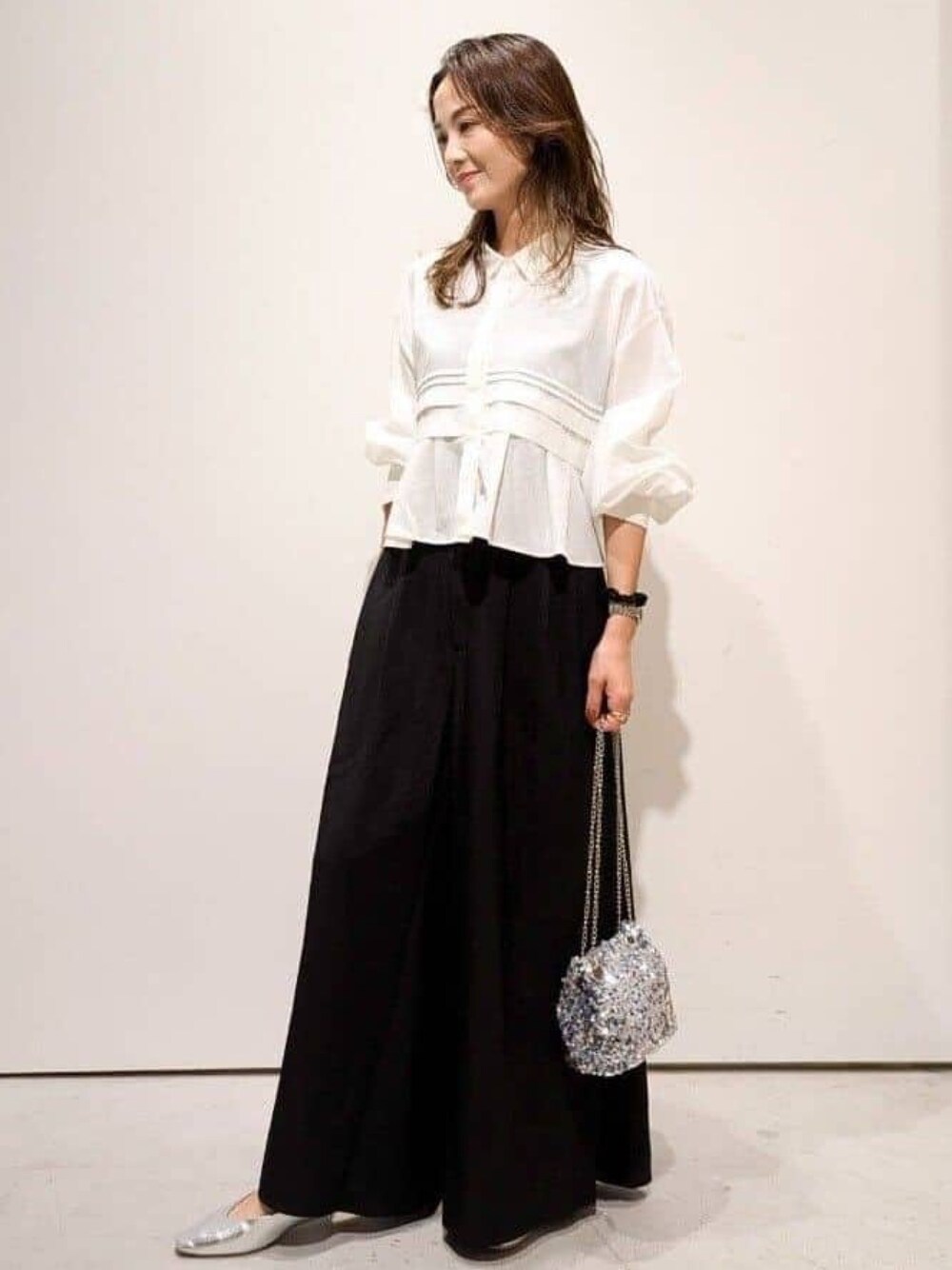 ホワイト系のシャツ/ブラウス、ブラック系のその他パンツ、グレー系のショルダーバッグを着用したレディースの秋コーディネートの1枚目の写真