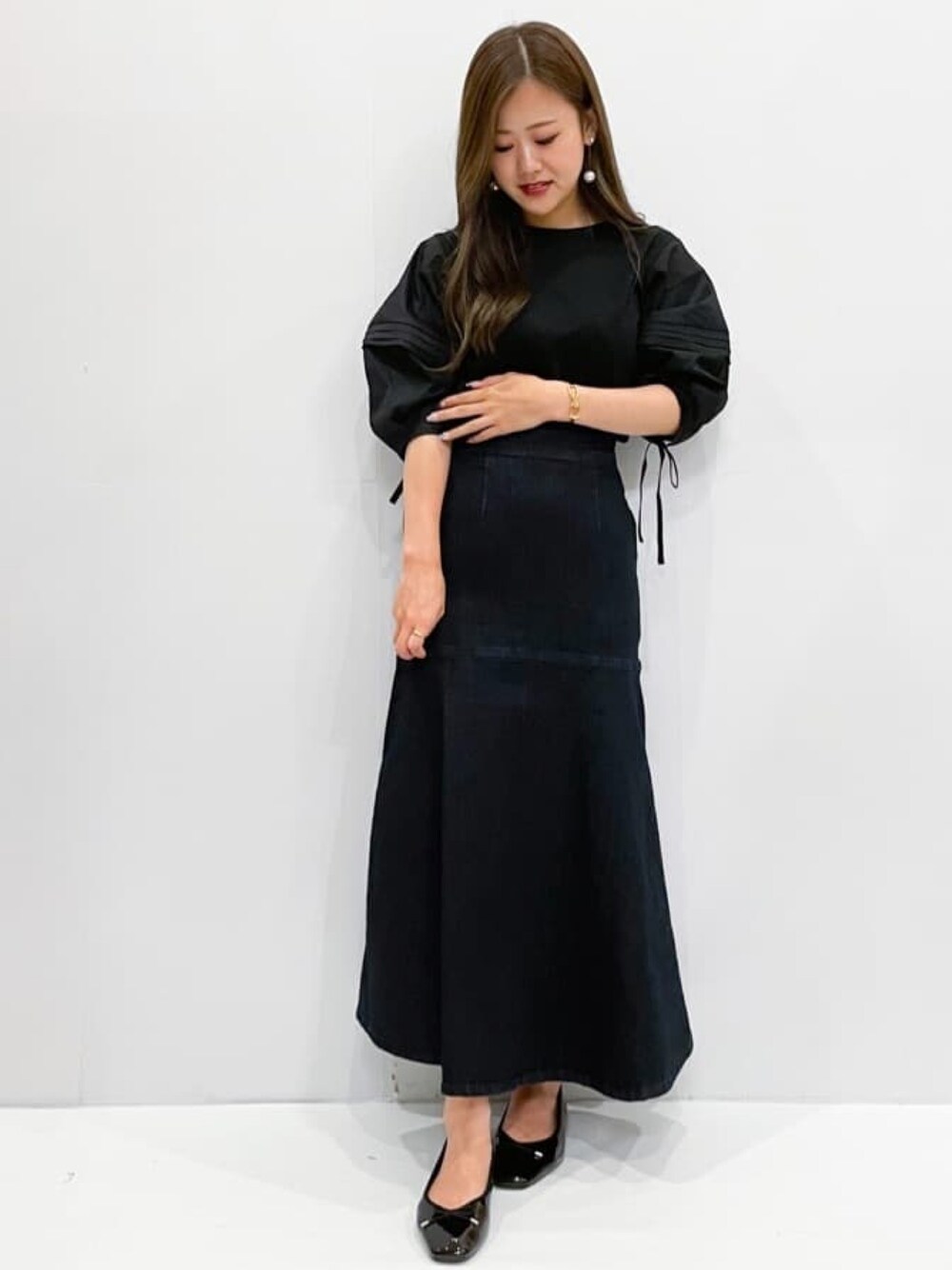ブルー系のスカート、ブラック系のTシャツ/カットソー、ブラック系のその他シューズを着用したレディースの夏コーディネートの1枚目の写真