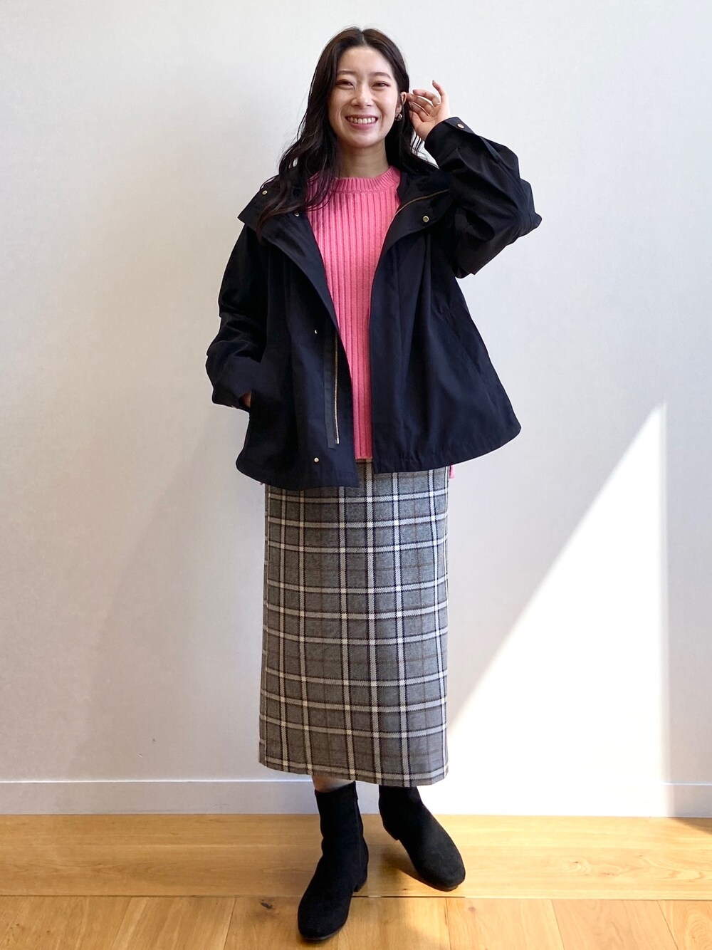 ピンク系のニット/セーター、ブラック系のスカート、グレー系のブルゾンを着用したレディースの秋コーディネートの1枚目の写真