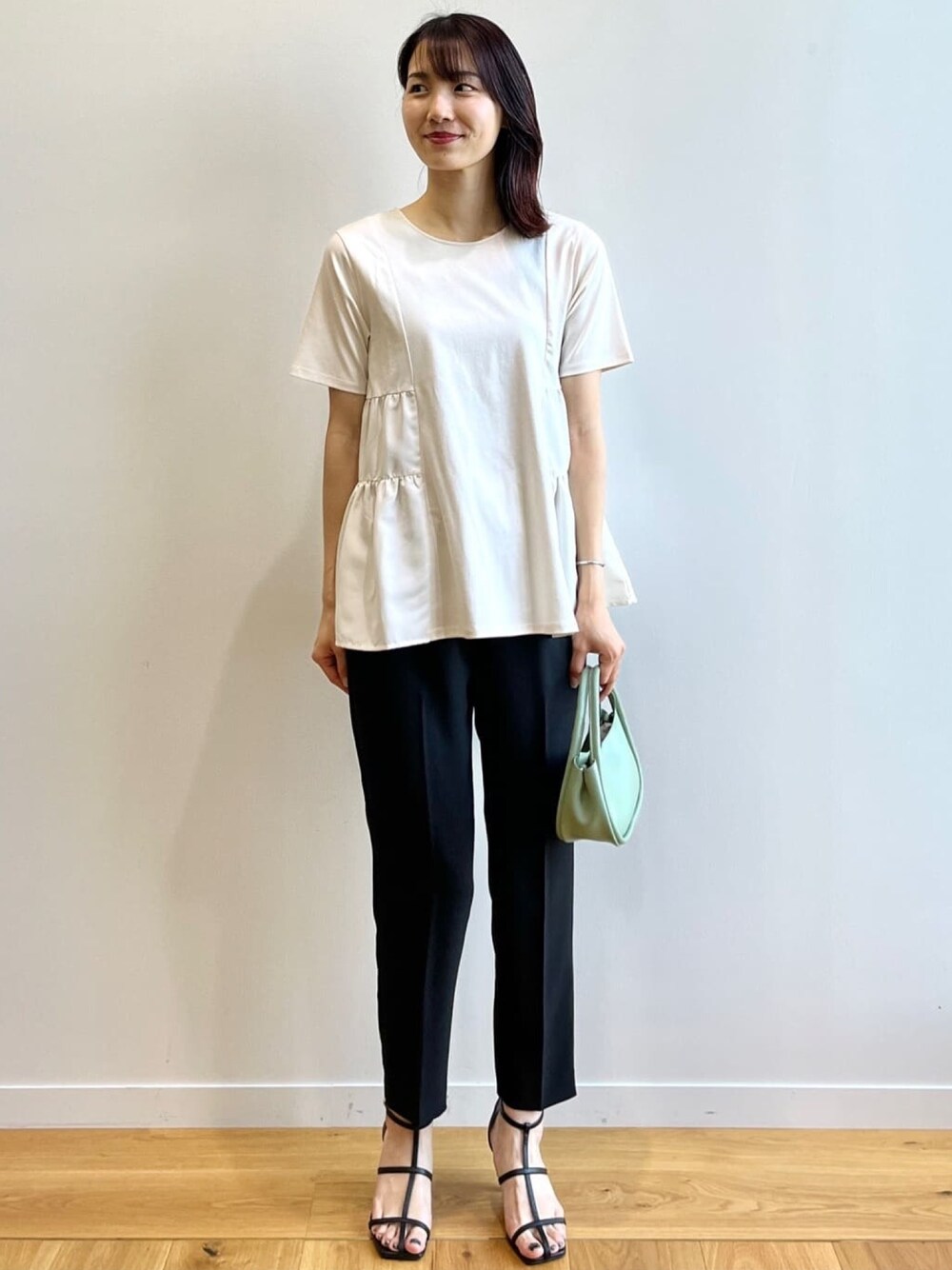 ホワイト系のTシャツ/カットソー、ブラック系のその他パンツ、ブラック系のサンダルを着用したレディースの秋コーディネートの1枚目の写真