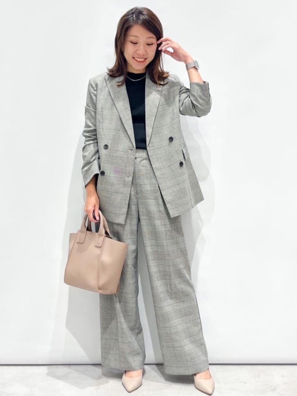 ブラック系のテーラードジャケット、ブラック系のその他パンツ、ベージュ系のトートバッグを着用したレディースの秋コーディネートの1枚目の写真