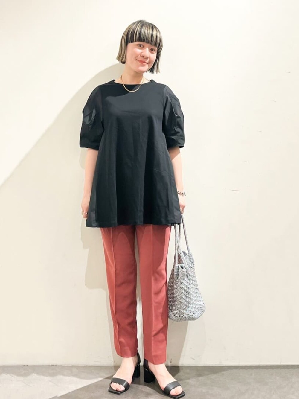 ブラック系のTシャツ/カットソー、レッド系のその他パンツ、シルバー系のトートバッグを着用したレディースの夏コーディネートの1枚目の写真