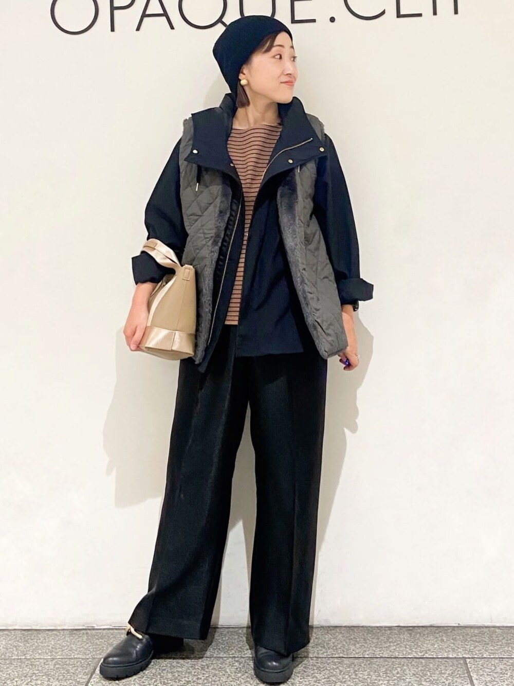 ブラウン系のTシャツ/カットソー、ブラック系のその他パンツ、ブラック系のブルゾンを着用したレディースの秋コーディネートの1枚目の写真