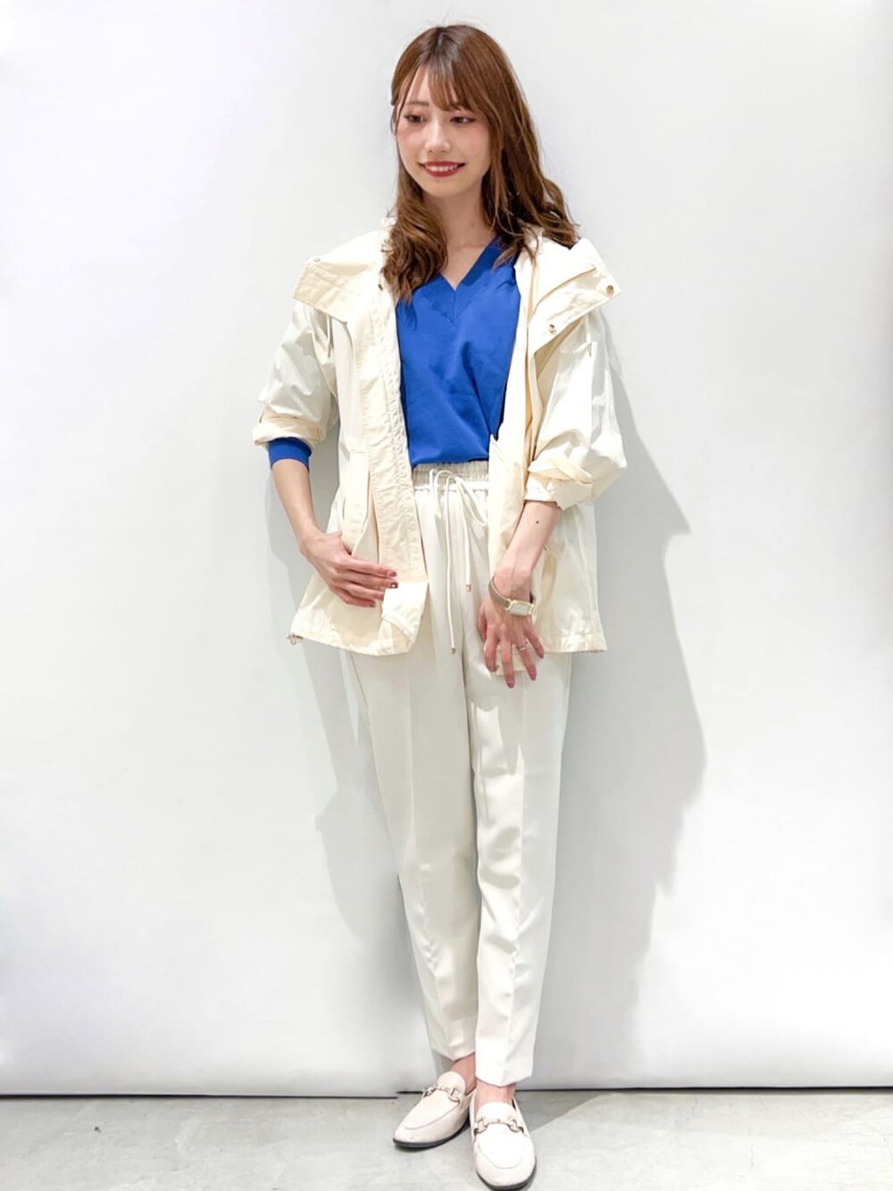 「春コーデ、オトナ女子、オトナカジュアル、ラクチンコーデ、シンプル、ホワイト、差し色、パンツスタイル、キレイめ、タックイン、オペークドットクリップ、OPAQUE.CLIP」｜「OPAQUE.CLIPの【マルチファンクション】コットン＆ナイロン マウンテンパーカー（ブルゾン、ホワイト系）」を使った、OPAQUE.CLIPスタッフさん（レディース・158cm）の春コーディネートの1枚目の写真