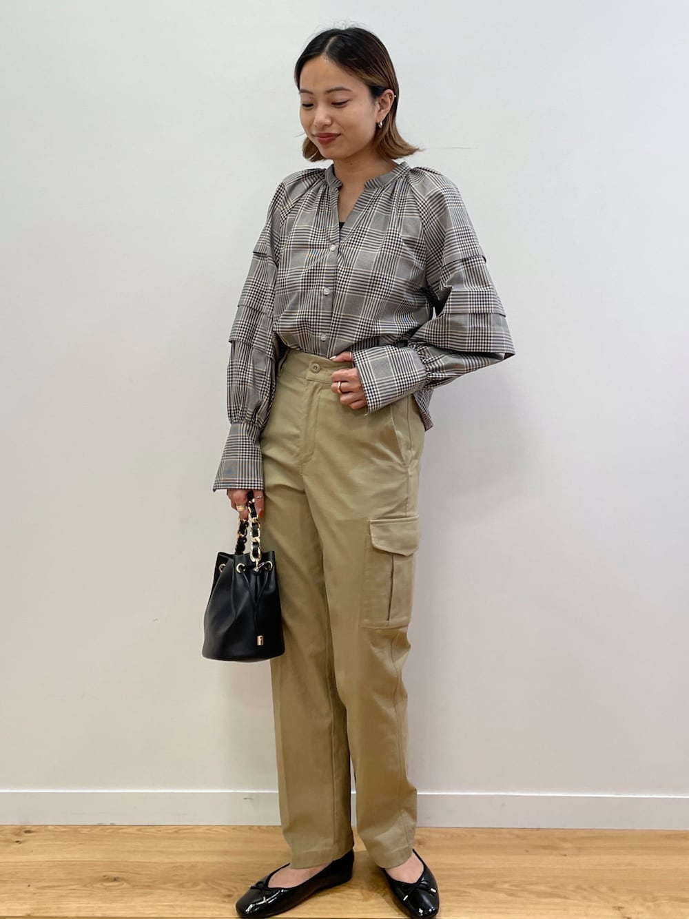 ブラウン系のシャツ/ブラウス、ベージュ系のその他パンツ、ブラック系のその他シューズを着用したレディースの夏コーディネートの1枚目の写真