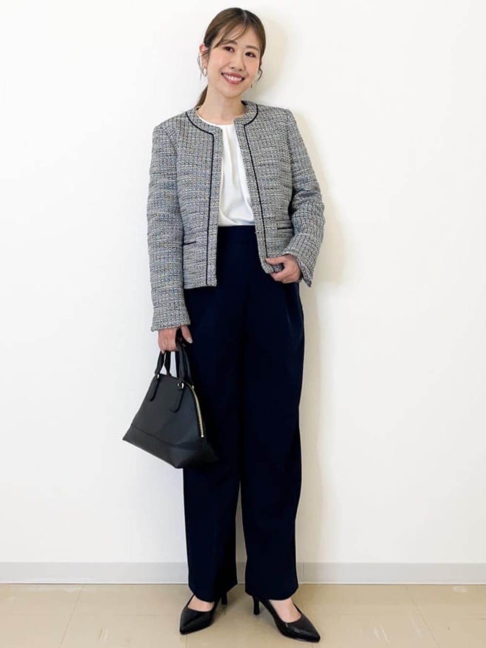 ブラック系のノーカラージャケット、ブルー系のその他パンツ、ホワイト系のシャツ/ブラウスを着用したレディースの冬コーディネートの1枚目の写真