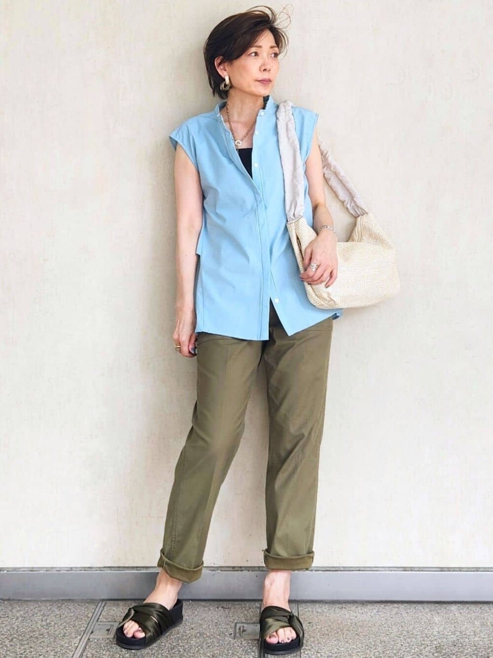 ブラック系のタンクトップ、ブルー系のシャツ/ブラウス、ベージュ系のショルダーバッグを着用したレディースの夏コーディネートの1枚目の写真