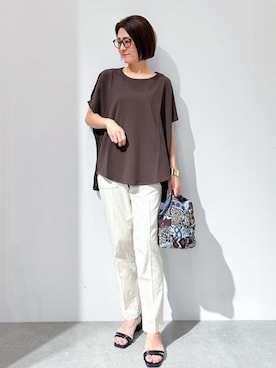 「オフィスカジュアル」｜「アイテム（Tシャツ/カットソー、ブラウン系）」を使った、OPAQUE.CLIPスタッフさん（レディース・161cm）の夏コーディネート