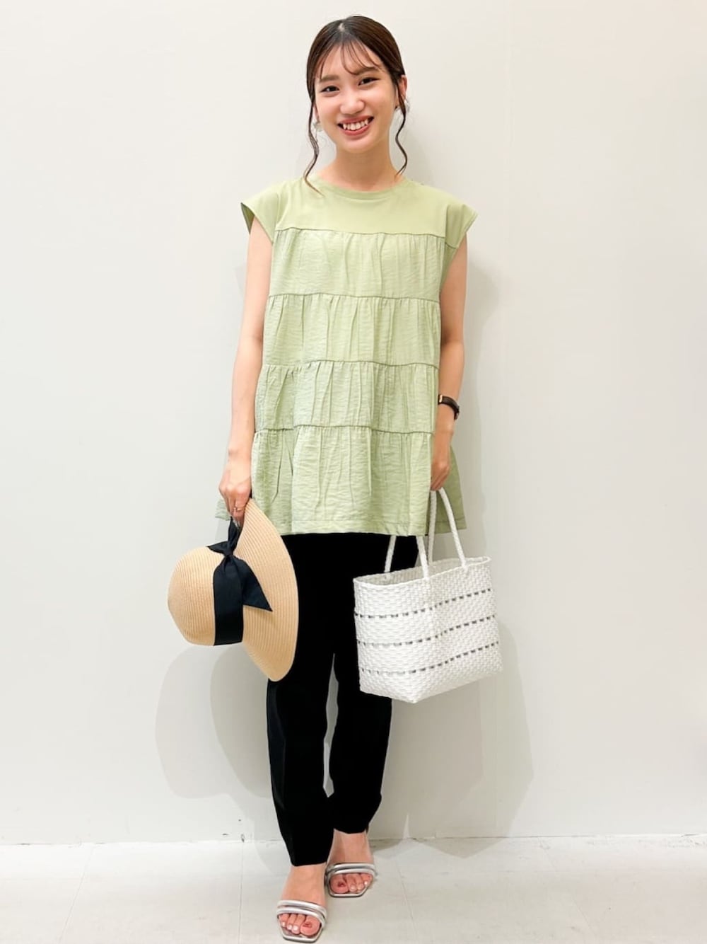 グリーン系のTシャツ/カットソー、ホワイト系のトートバッグ、ブラック系のその他パンツを着用したレディースの夏コーディネートの1枚目の写真