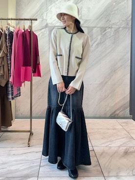 「アイテム（デニムスカート、グレー系）」を使った、OPAQUE.CLIPスタッフさん（レディース・162cm）の秋コーディネート