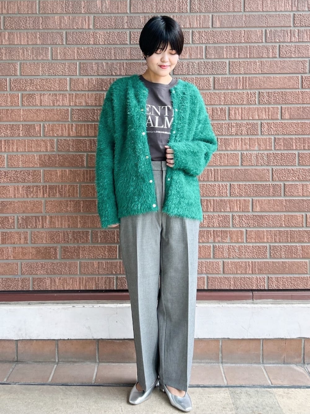 ブラック系のその他パンツ、グリーン系のカーディガン/ボレロ、グレー系のTシャツ/カットソーを着用したレディースの秋コーディネートの1枚目の写真