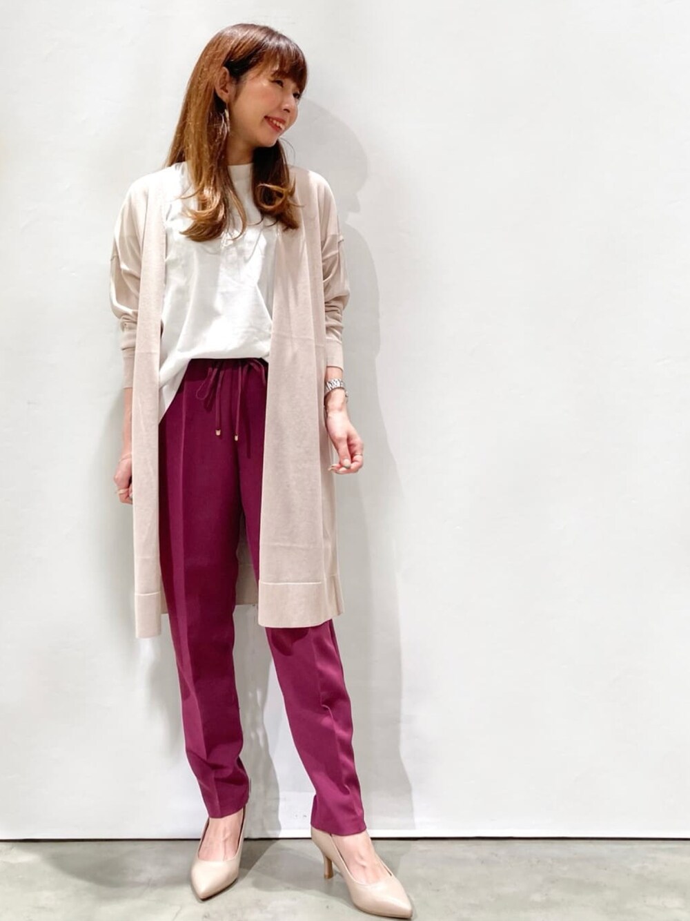 ベージュ系のカーディガン/ボレロ、パープル系のその他パンツ、ホワイト系のTシャツ/カットソーを着用したレディースの夏コーディネートの1枚目の写真