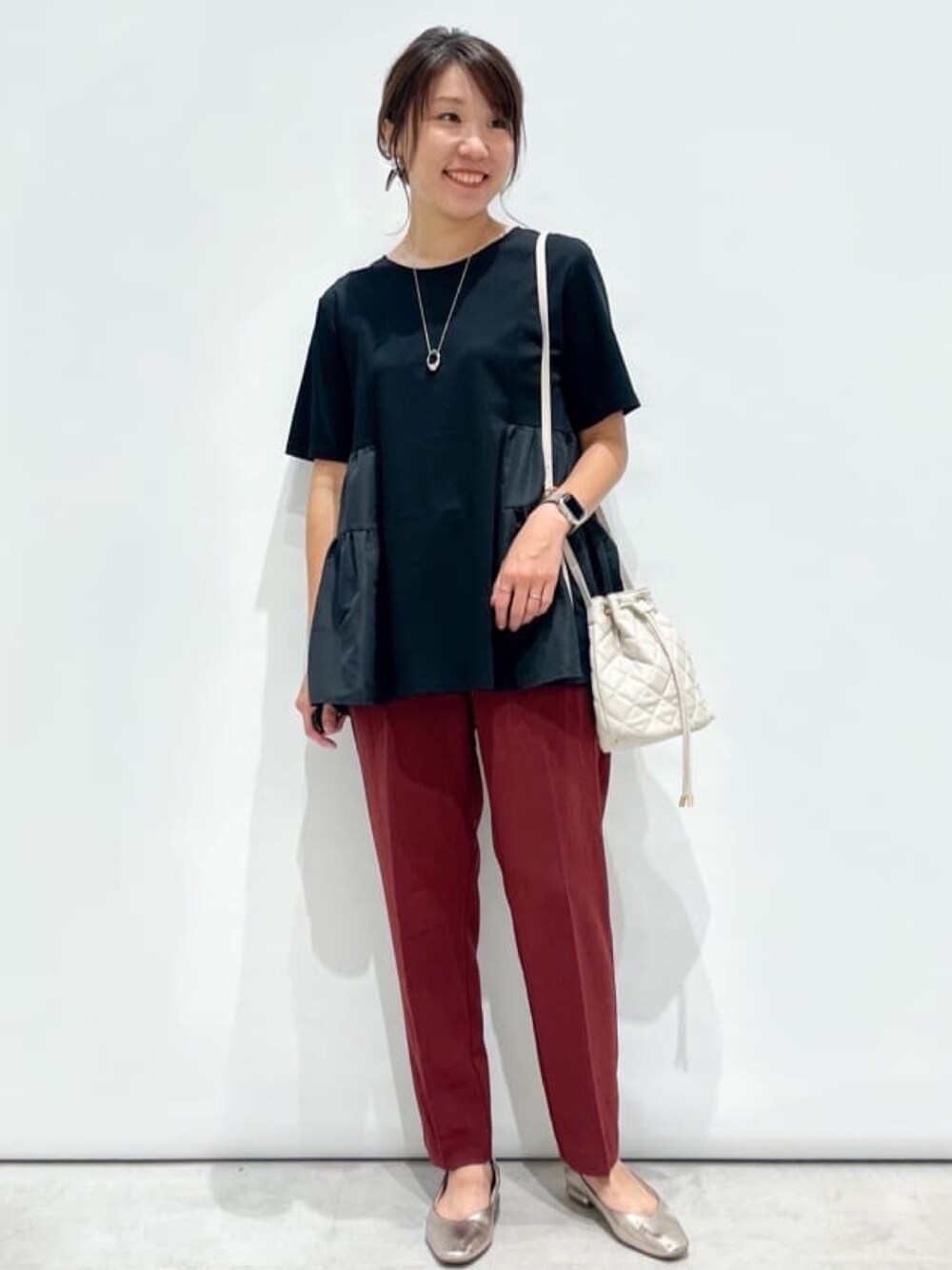 ブラック系のTシャツ/カットソー、ゴールド系のパンプス、レッド系のその他パンツを着用したレディースの秋コーディネートの1枚目の写真