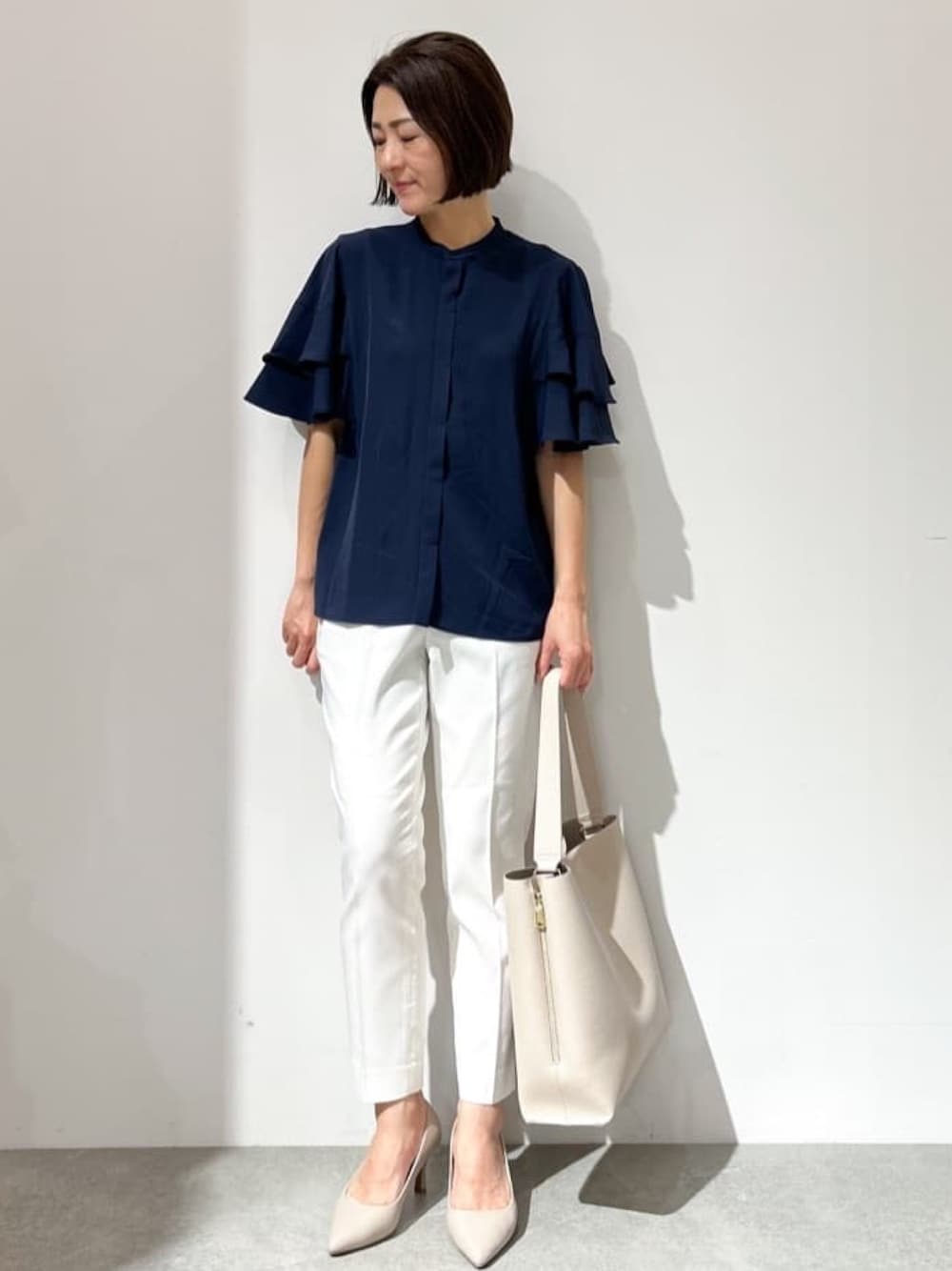 ブルー系のシャツ/ブラウス、ホワイト系のその他パンツ、ベージュ系のショルダーバッグを着用したレディースの夏コーディネートの1枚目の写真