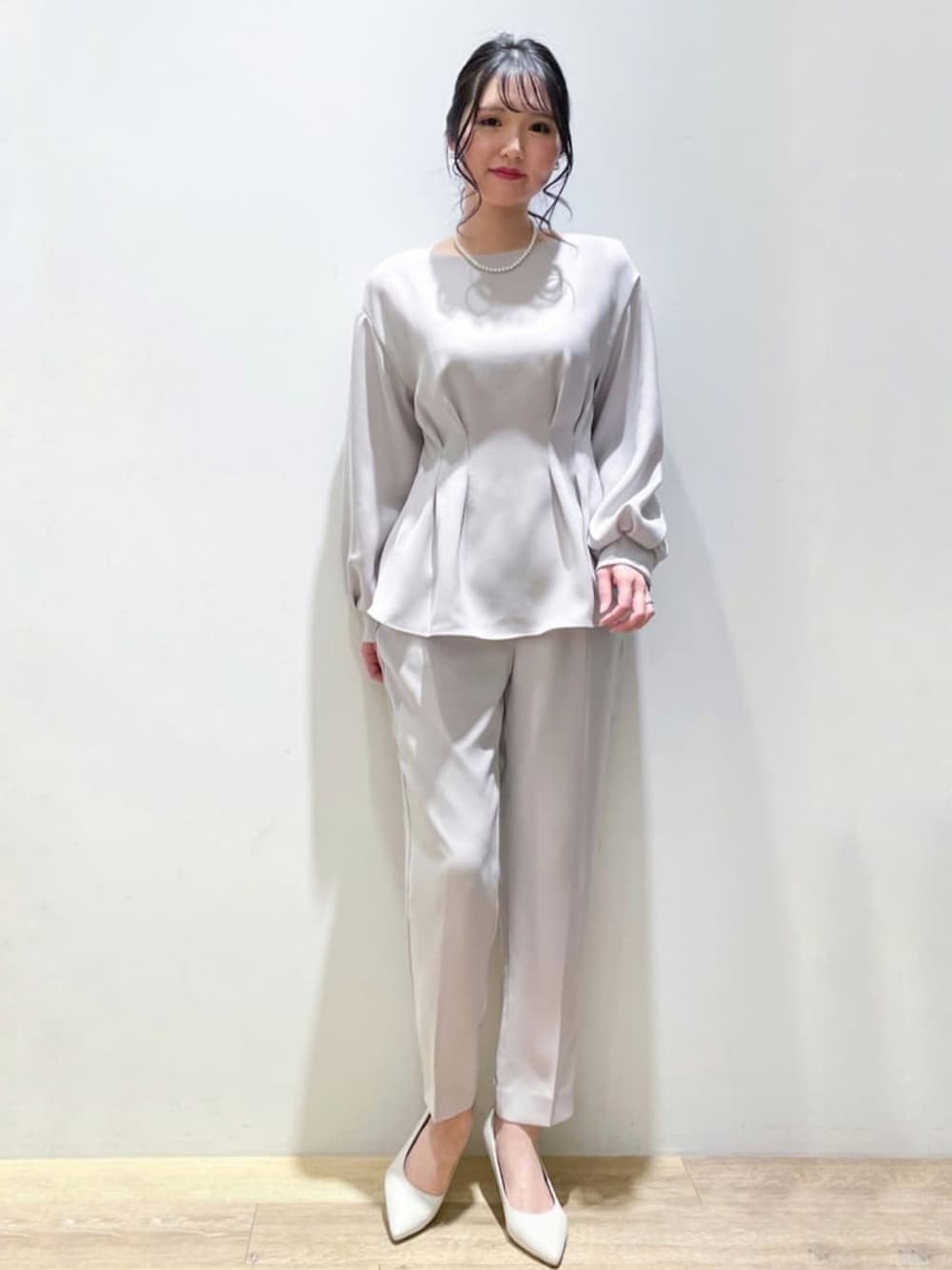 グレー系のシャツ/ブラウス、グレー系のその他パンツ、ホワイト系のパンプスを着用したレディースの春コーディネートの1枚目の写真