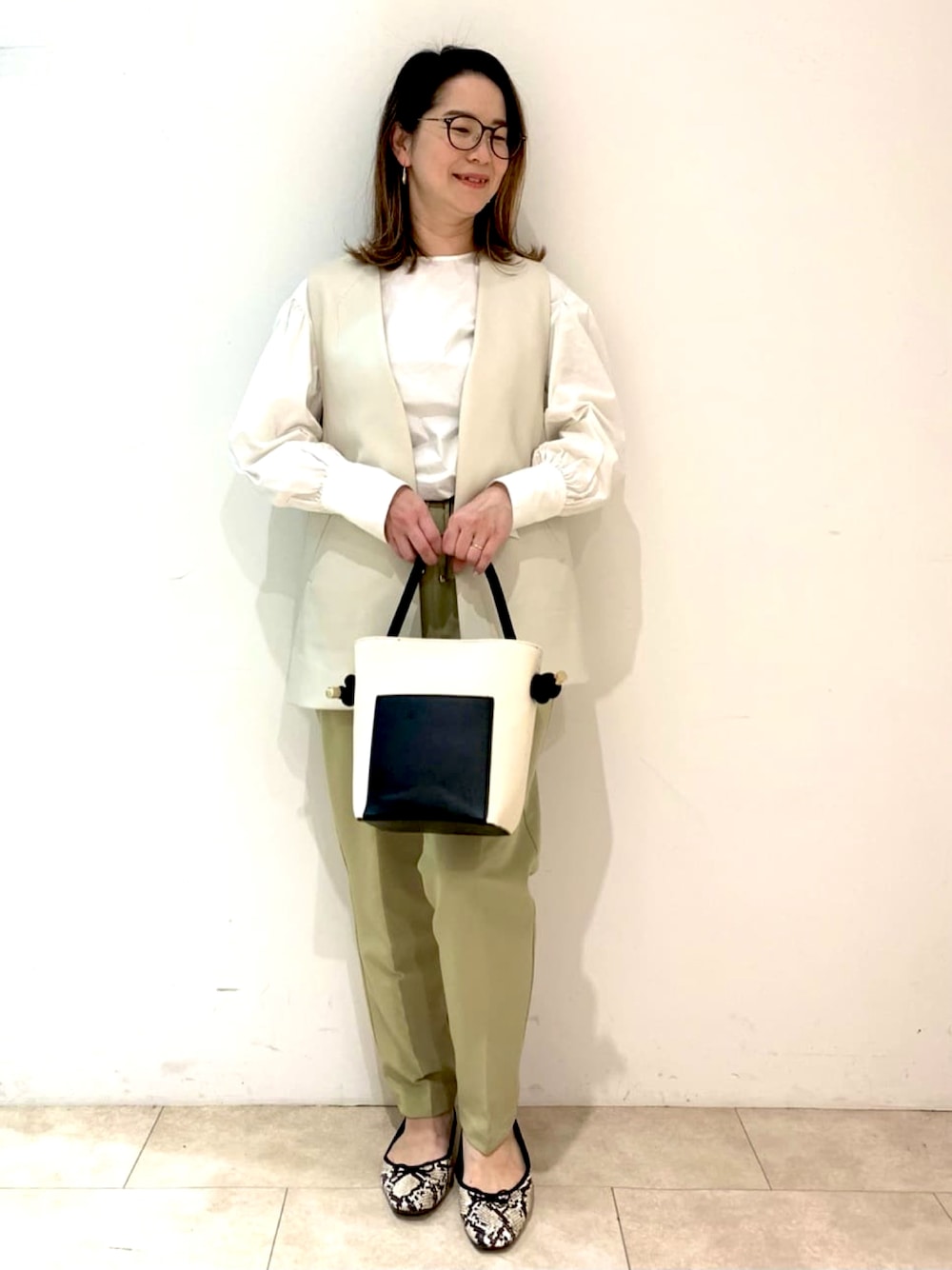 ホワイト系のシャツ/ブラウス、ホワイト系のノーカラージャケット、グリーン系のその他パンツを着用したレディースの春コーディネートの1枚目の写真