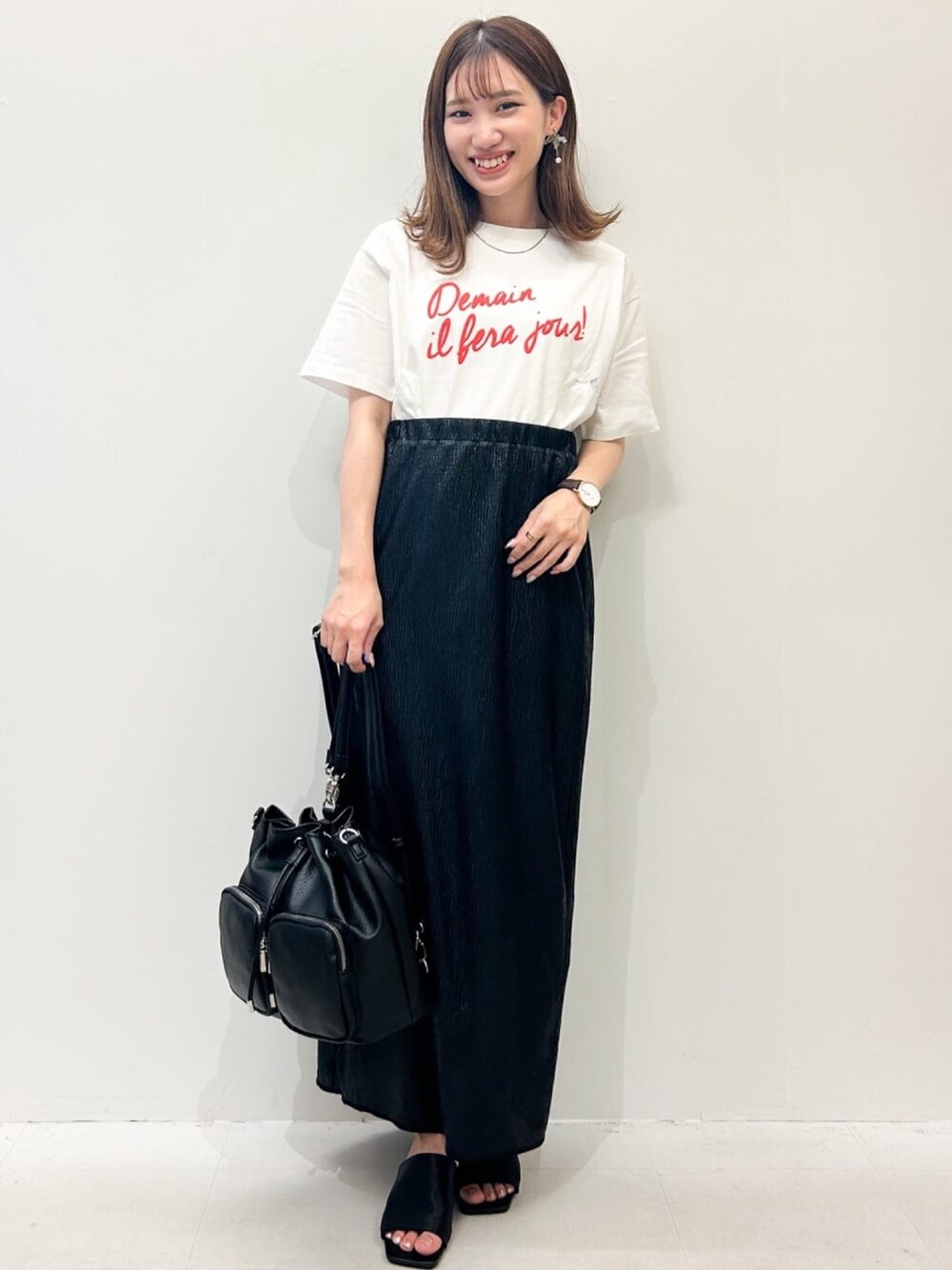 ホワイト系のTシャツ/カットソー、ブラック系のスカート、ブラック系のショルダーバッグを着用したレディースの夏コーディネートの1枚目の写真