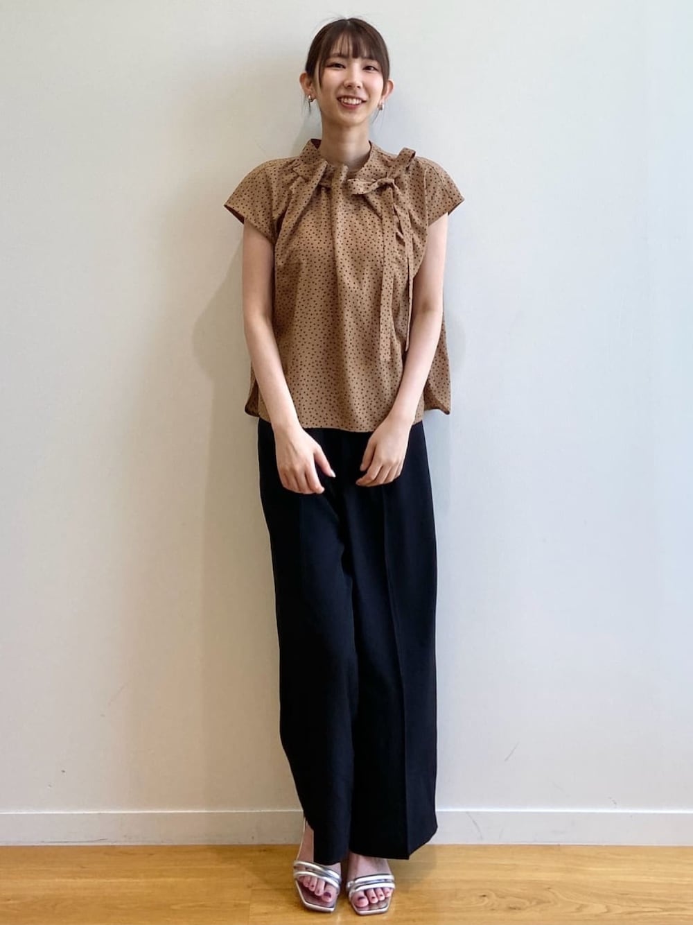 イエロー系のシャツ/ブラウス、ブラック系のその他パンツ、シルバー系のサンダルを着用したレディースの夏コーディネートの1枚目の写真