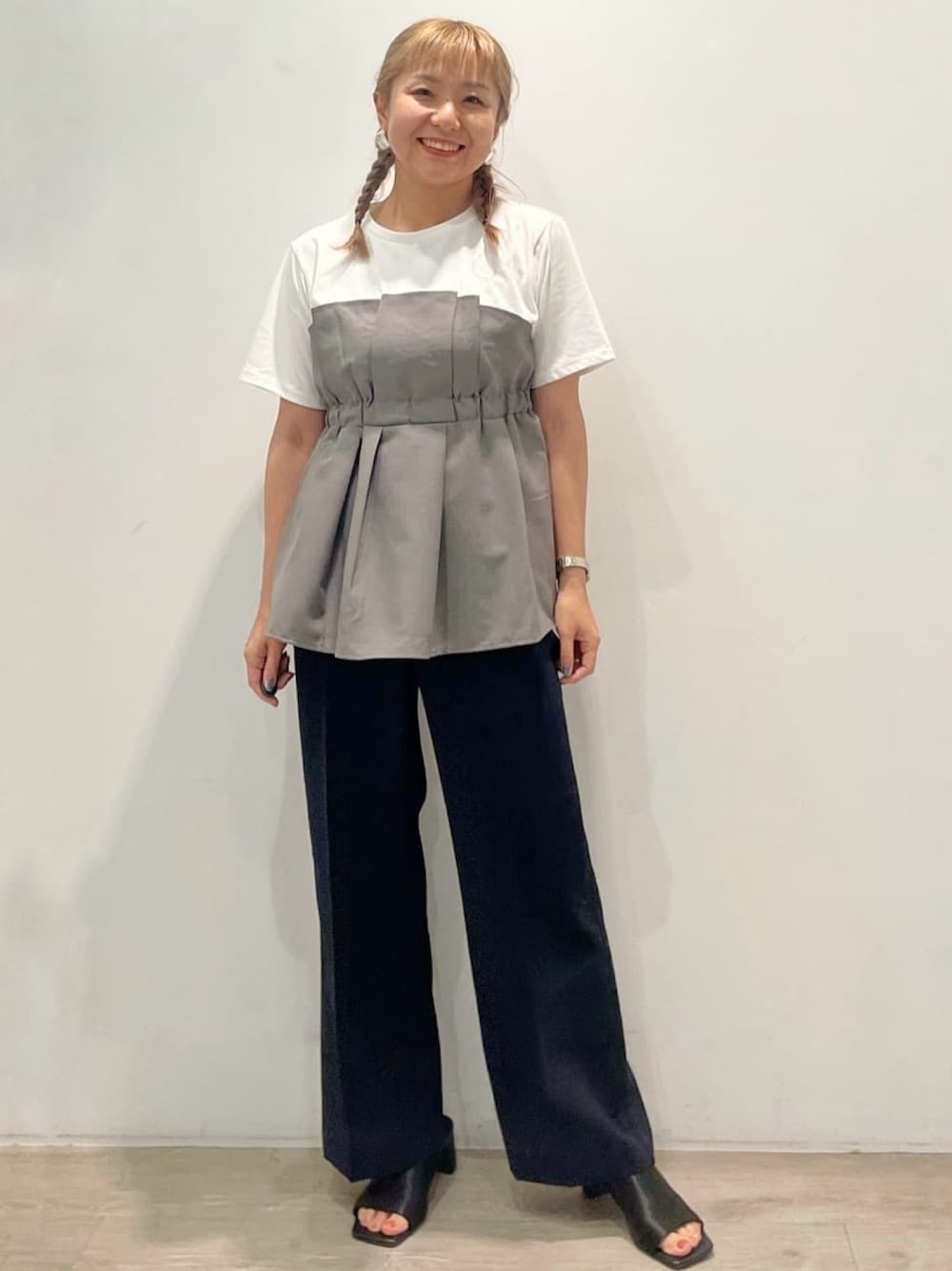 グレー系のTシャツ/カットソー、ブルー系のその他パンツ、ブラック系のサンダルを着用したレディースの夏コーディネートの1枚目の写真
