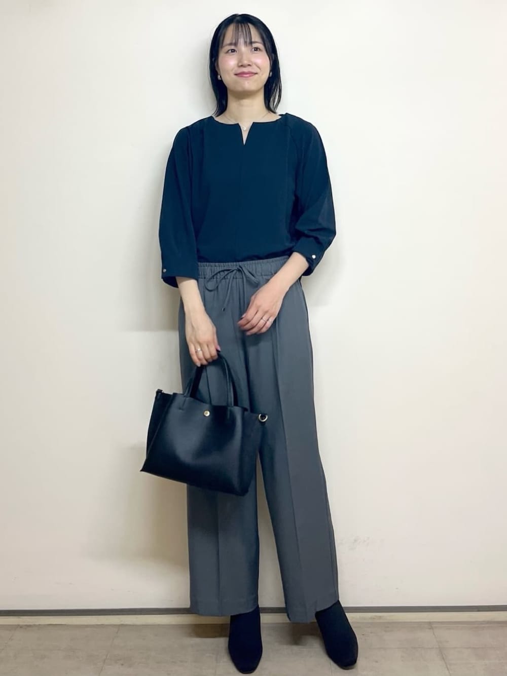 ブルー系のTシャツ/カットソー、グレー系のその他パンツ、ブラック系のトートバッグを着用したレディースの秋コーディネートの1枚目の写真