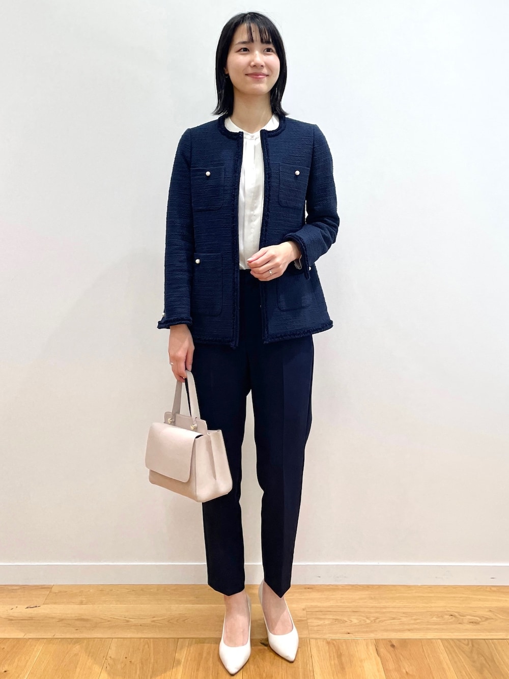 ホワイト系のシャツ/ブラウス、ブルー系のノーカラージャケット、ブルー系のその他パンツを着用したレディースの冬コーディネートの1枚目の写真