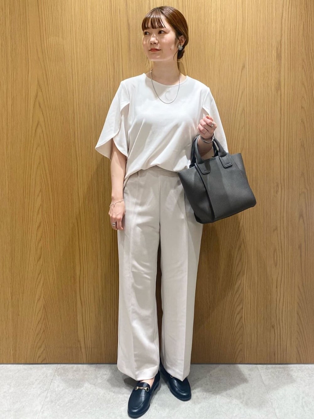 ホワイト系のTシャツ/カットソー、ホワイト系のその他パンツ、グレー系のトートバッグを着用したレディースの秋コーディネートの1枚目の写真
