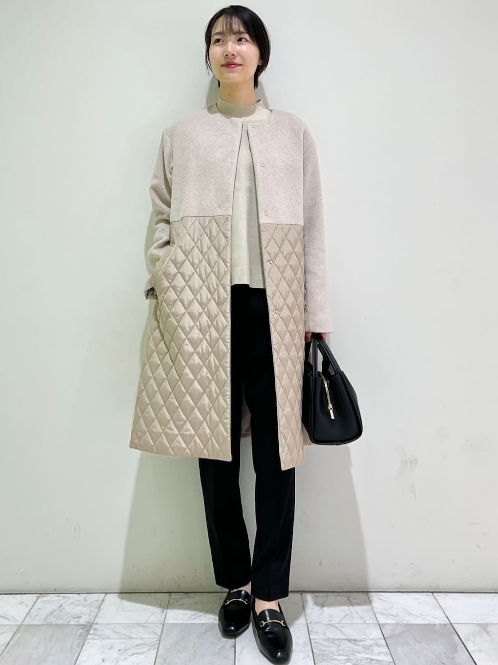 ブラック系のその他パンツ、ブラック系のショルダーバッグ、ブラック系のパンプスを着用したレディースの冬コーディネートの1枚目の写真