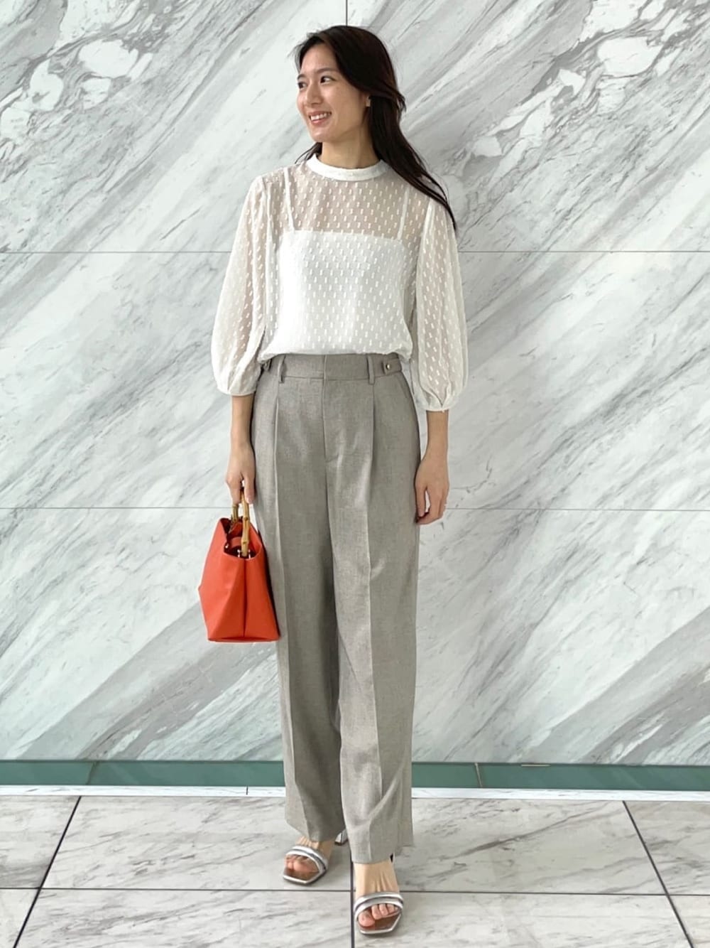 ホワイト系のシャツ/ブラウス、ベージュ系のその他パンツ、シルバー系のサンダルを着用したレディースの春コーディネートの1枚目の写真