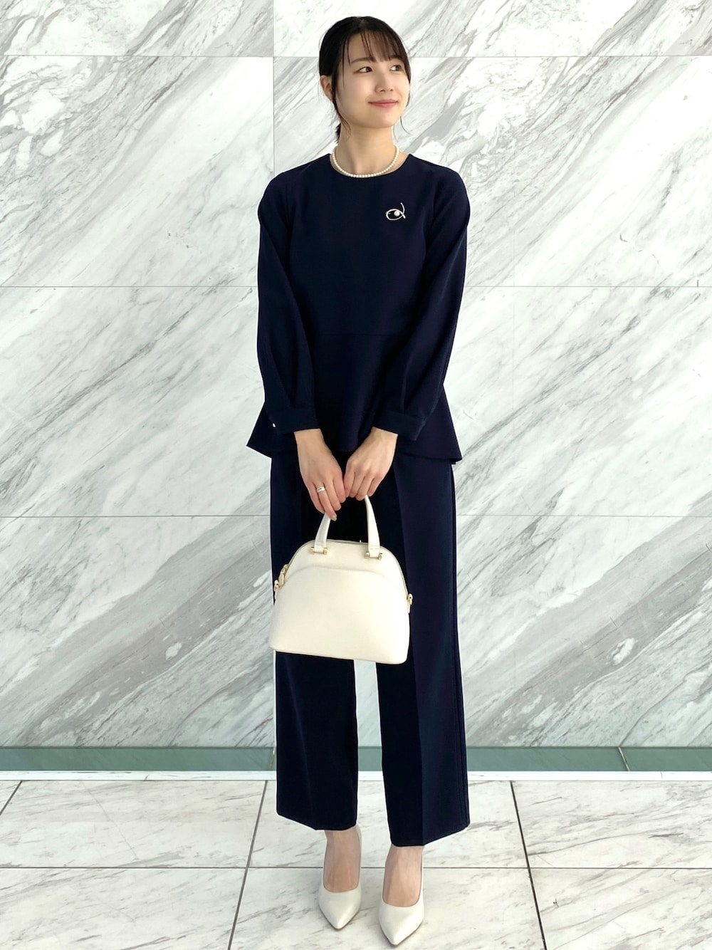 ホワイト系のパンプス、ブルー系のその他パンツ、ホワイト系のトートバッグを着用したレディースの春コーディネートの1枚目の写真