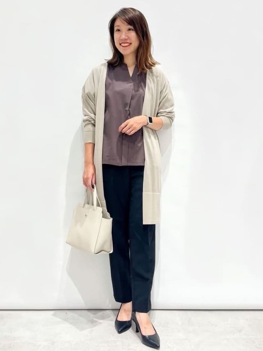 ベージュ系のカーディガン/ボレロ、ブラウン系のTシャツ/カットソー、ブラック系のその他パンツを着用したレディースの夏コーディネートの1枚目の写真
