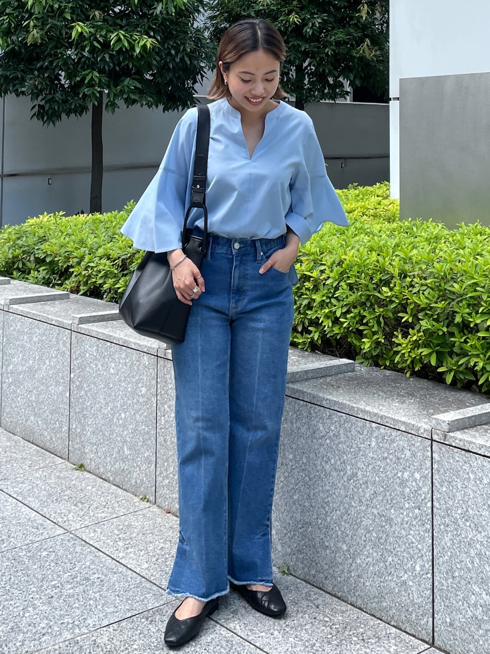 ブルー系のシャツ/ブラウス、ブルー系のその他パンツ、ブラック系のトートバッグを着用したレディースの夏コーディネートの1枚目の写真