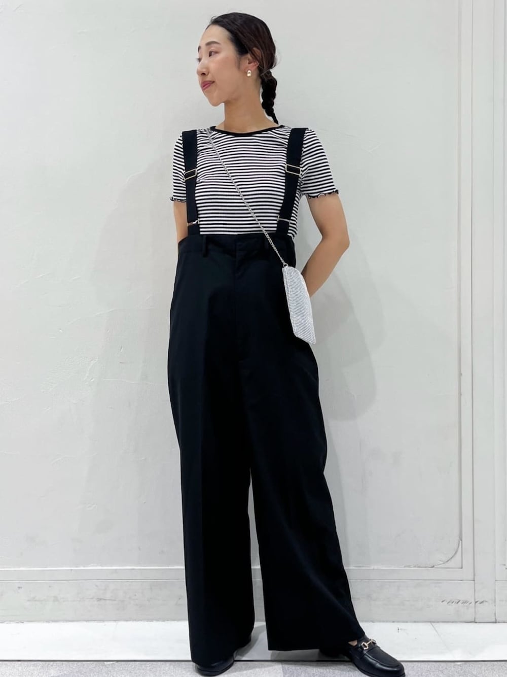 ブラック系のTシャツ/カットソー、シルバー系のショルダーバッグ、ブラック系のサロペット/オーバーオールを着用したレディースの夏コーディネートの1枚目の写真