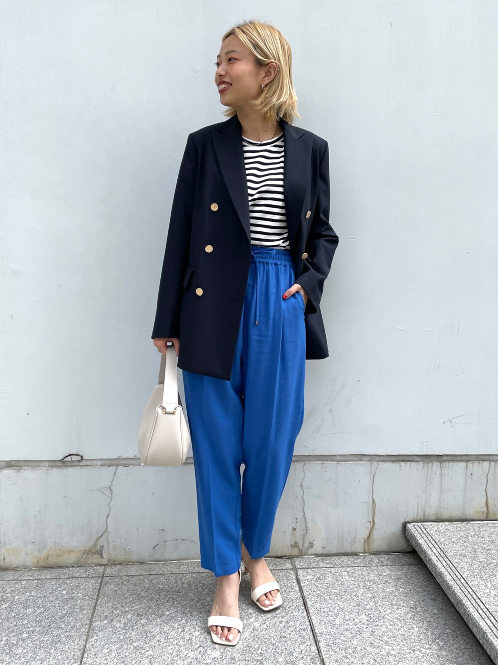 ブルー系のテーラードジャケット、ホワイト系のTシャツ/カットソー、ブルー系のその他パンツを着用したレディースの春コーディネートの1枚目の写真