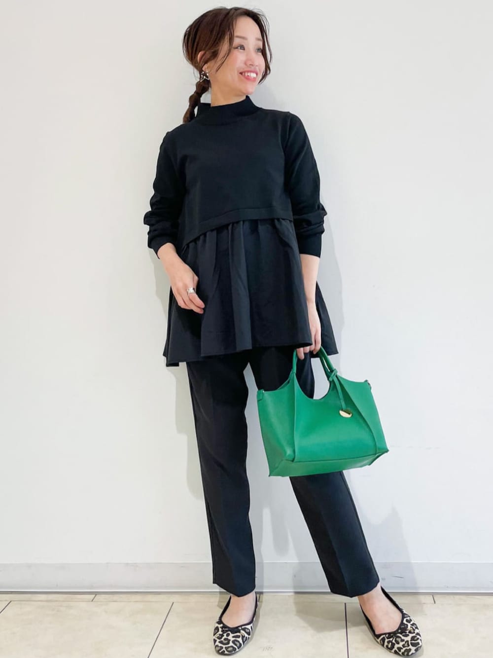 ブラック系のニット/セーター、グリーン系のトートバッグ、ブラウン系のその他シューズを着用したレディースの秋コーディネートの1枚目の写真