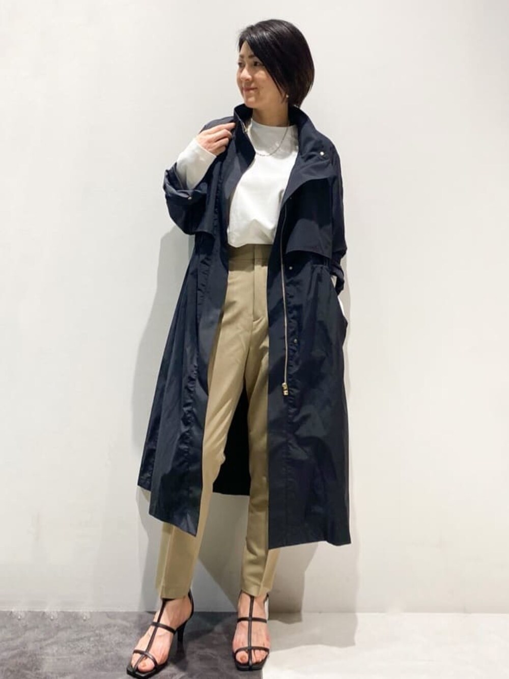 ブラック系のその他アウター、ホワイト系のTシャツ/カットソー、グリーン系のその他パンツを着用したレディースの春コーディネートの1枚目の写真