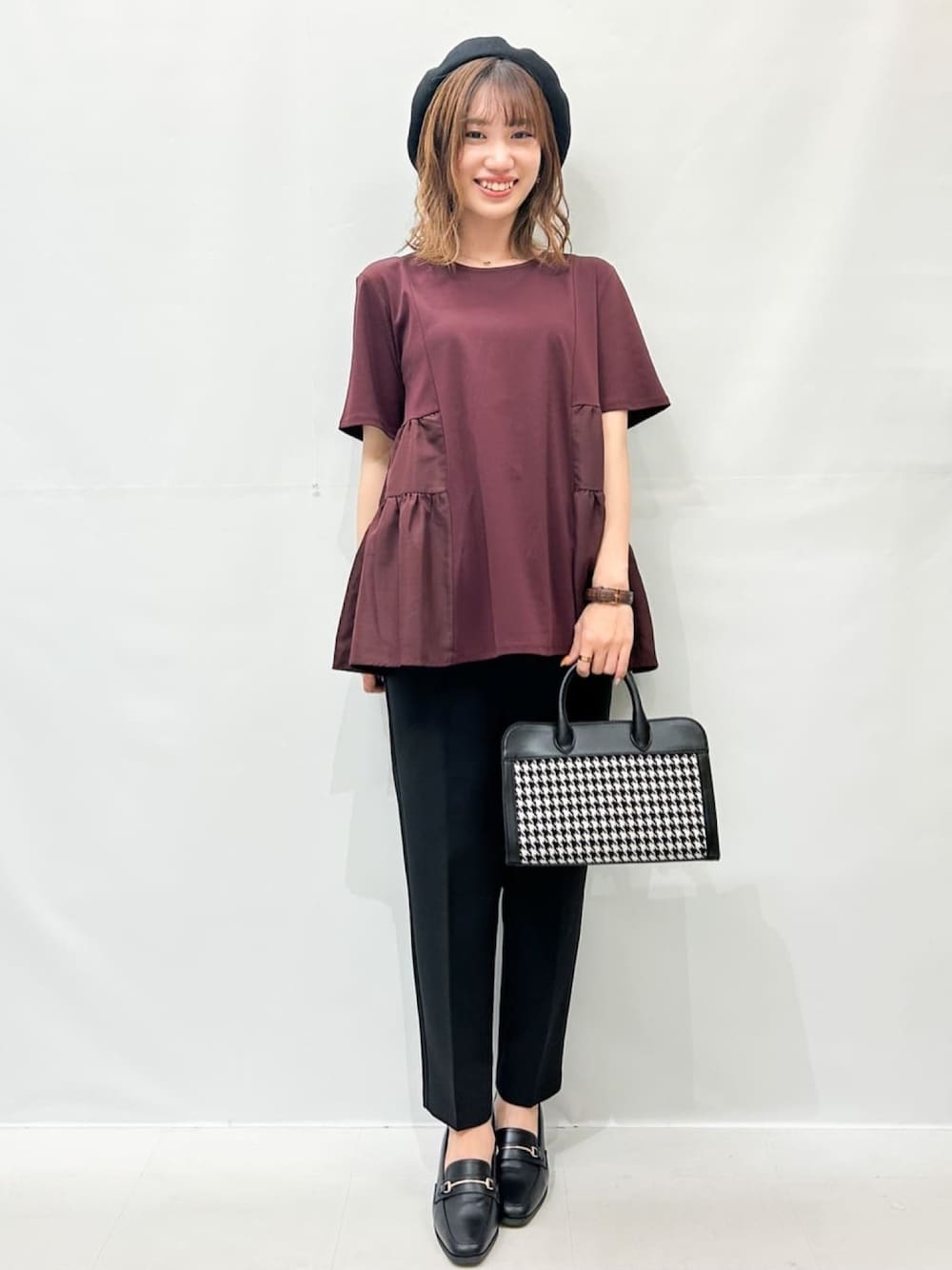 ブラック系のボストンバッグ、レッド系のTシャツ/カットソー、ブラック系のその他パンツを着用したレディースの秋コーディネートの1枚目の写真