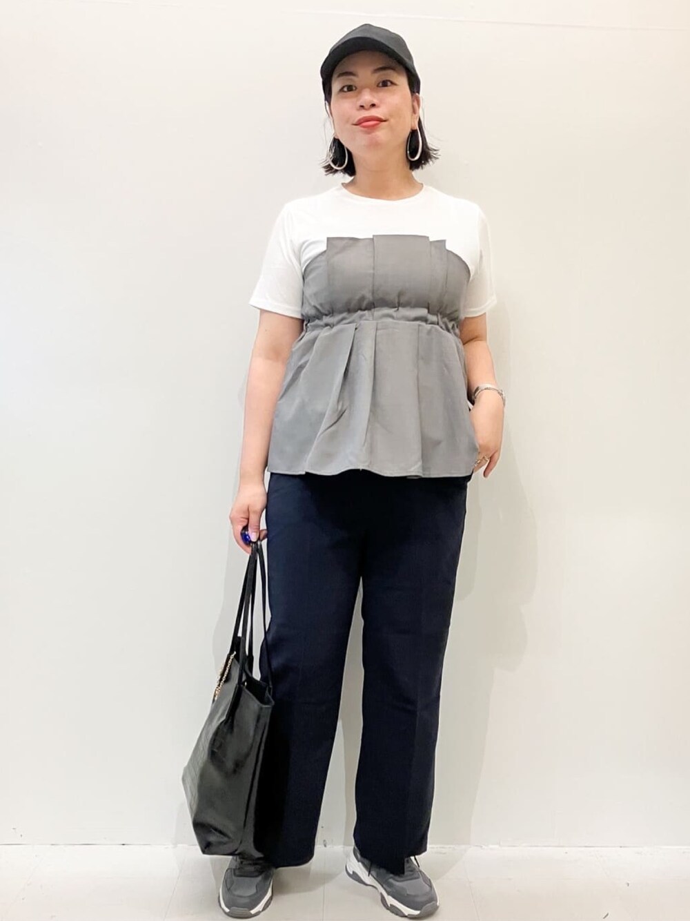 グレー系のTシャツ/カットソー、ブルー系のその他パンツ、ブラック系のトートバッグを着用したレディースの夏コーディネートの1枚目の写真