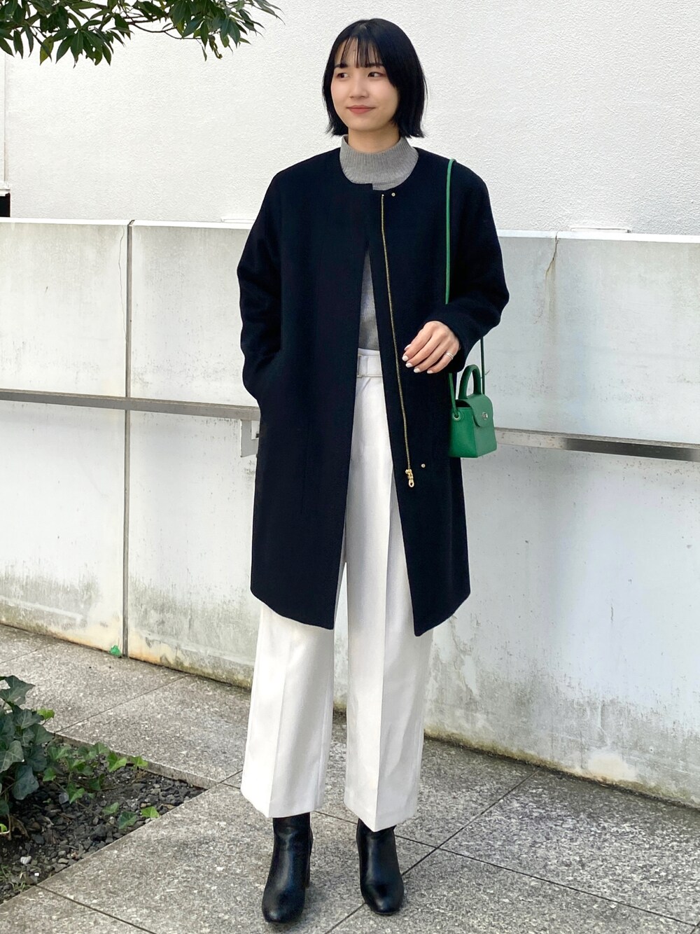ブラック系のノーカラーコート、グレー系のその他パンツ、グレー系のニット/セーターを着用したレディースの冬コーディネートの1枚目の写真