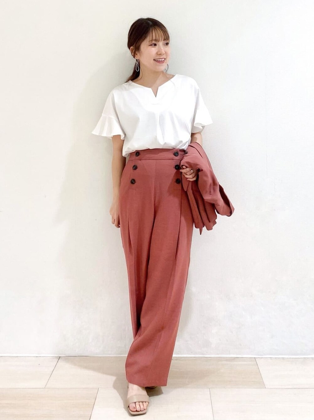 ホワイト系のTシャツ/カットソー、レッド系のその他パンツ、レッド系のテーラードジャケットを着用したレディースの春コーディネートの1枚目の写真