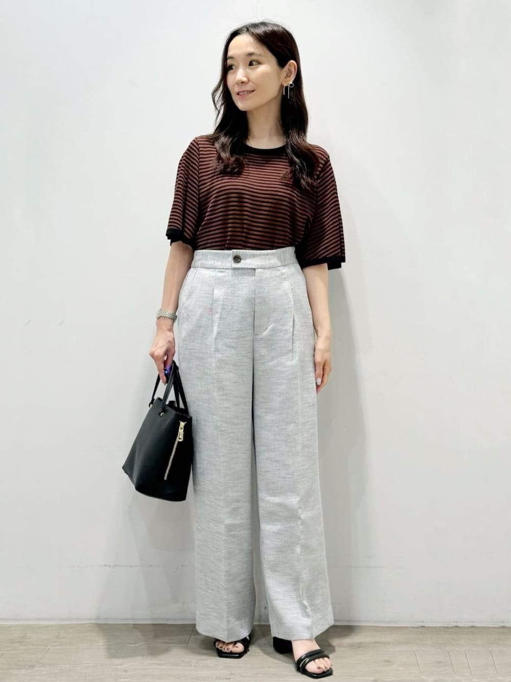 ブラウン系のニット/セーター、ブラック系のその他パンツ、ブラック系のサンダルを着用したレディースの夏コーディネートの1枚目の写真