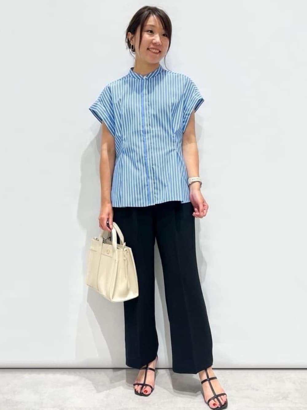 ブルー系のシャツ/ブラウス、ブラック系のその他パンツ、ホワイト系のトートバッグを着用したレディースの夏コーディネートの1枚目の写真