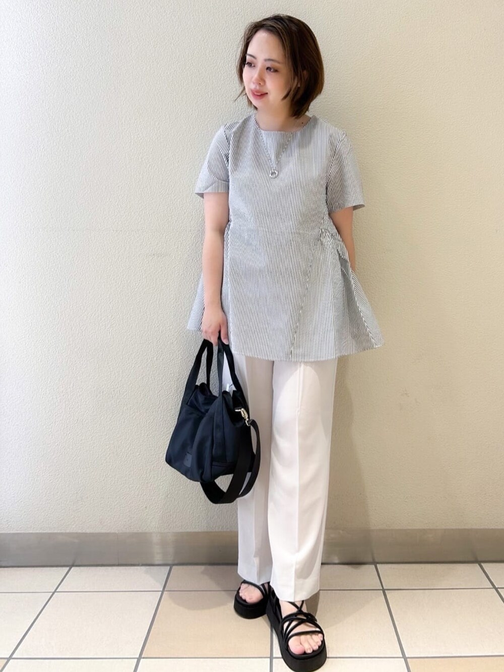 ホワイト系のシャツ/ブラウス、グレー系のその他パンツ、ブラック系のトートバッグを着用したレディースの夏コーディネートの1枚目の写真