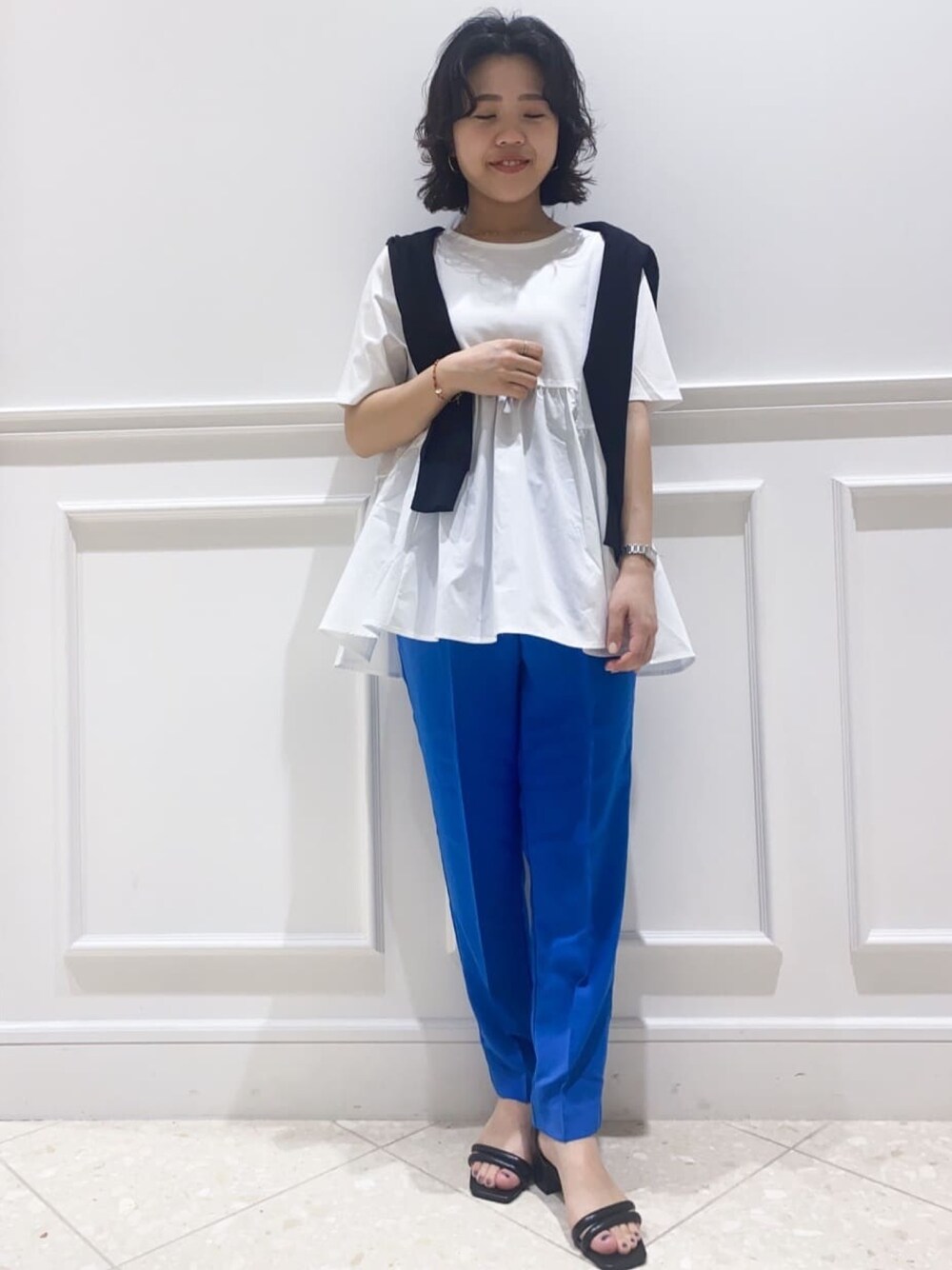 ホワイト系のTシャツ/カットソー、ブラック系のカーディガン/ボレロ、ブルー系のその他パンツを着用したレディースの春コーディネートの1枚目の写真